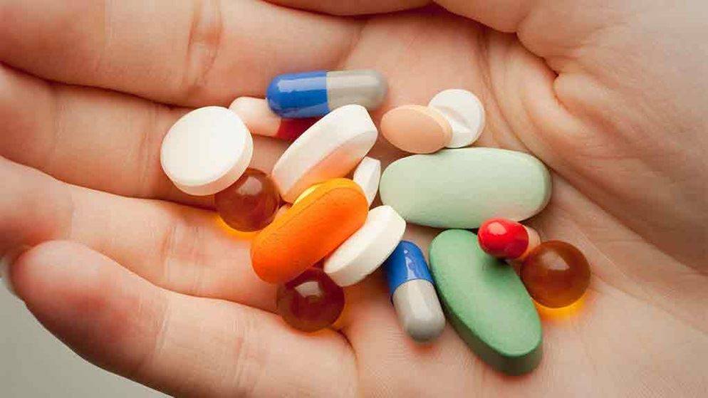 Na fase inicial da capsulite adesiva, uma combinação de analgésicos e corticoides por via oral são efetivos no controle da dor.